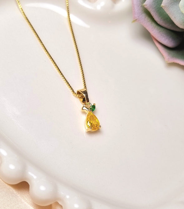 Colar infantil de pera cravejado com zircônia colorida banhado a ouro 18k