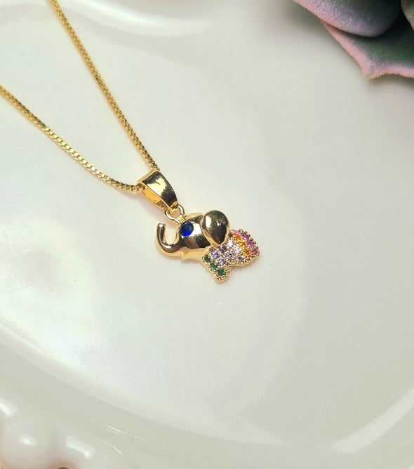 Colar infantil de elefante cravejado com zircônia colorida banhado a ouro 18k