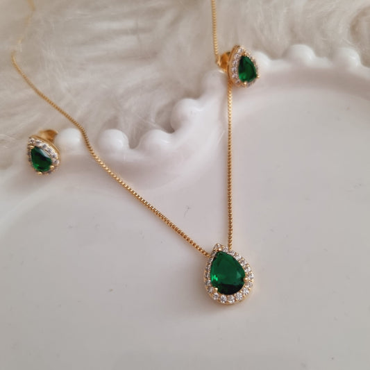 Conjunto cravejado com zirconias e pedra verde gota  banhado a ouro 18k