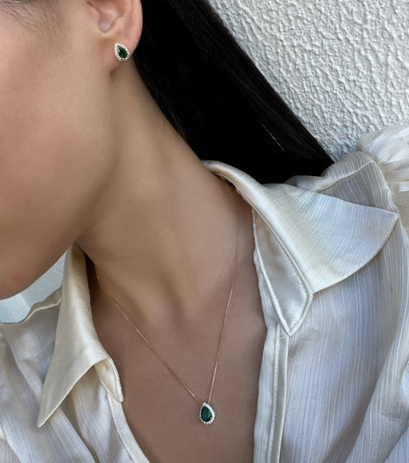 Conjunto cravejado com zirconias e pedra verde gota  banhado a ouro 18k