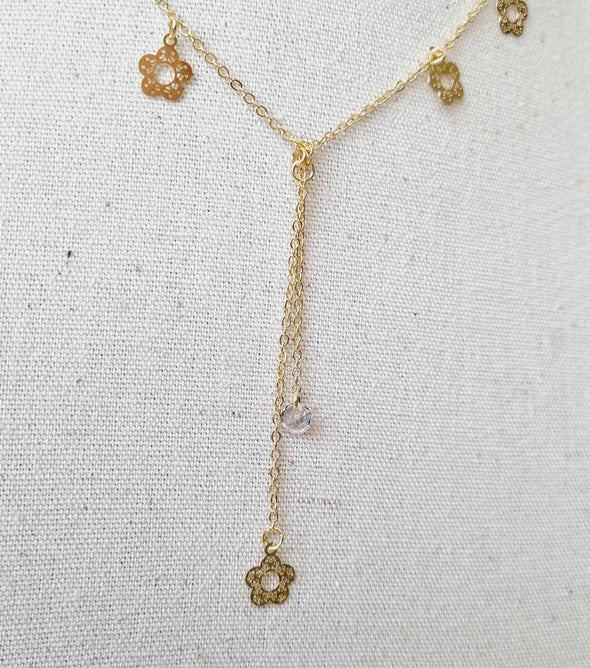 Colar gravatinha com flores banhado a ouro 18k