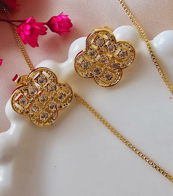 Conjunto trevo cravejado com zircônia banhado a ouro 18K