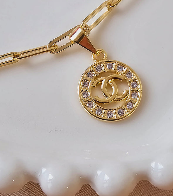 Pulseira de elo com pingente entrelaçado banhado a ouro 18k