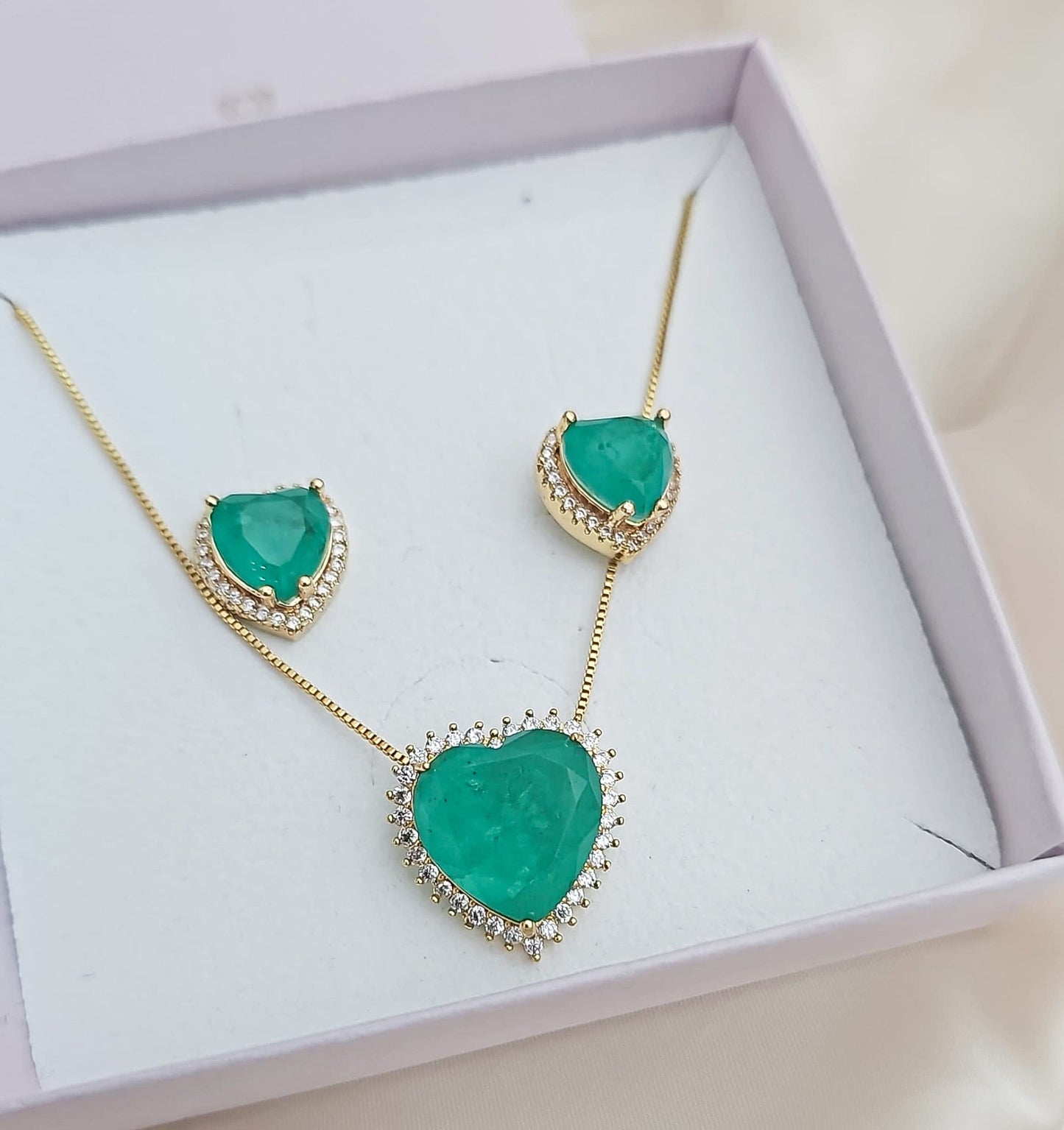 Conjunto de coração com pedra verde e cravejado com zircônia banhados a ouro 18K