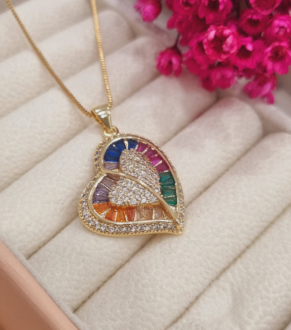 Colar coração cravejado com zircônia colorida banhado a ouro 18K.