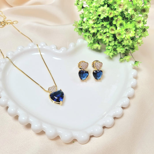 Conjunto de coração cravejado e com pedra azul banhado a ouro 18k