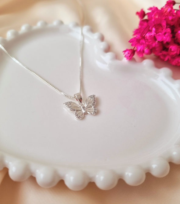 Colar de borboleta cravejada com zircônia banhado a prata